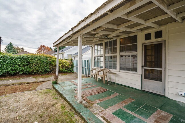 Building Photo - PET FRIENDLY Super Cute Craftsman Home 3 bedroom 1 Bath with Basement