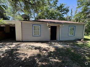 Building Photo - 2 Bedrooms 1 Bathroom