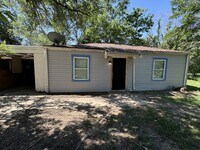 Building Photo - 2 Bedrooms 1 Bathroom