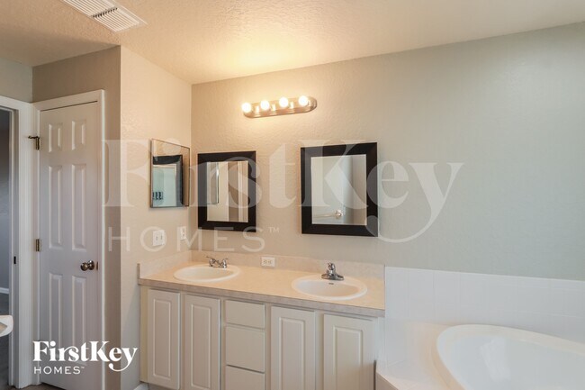 Building Photo - 2530 Pine Valley Dr
