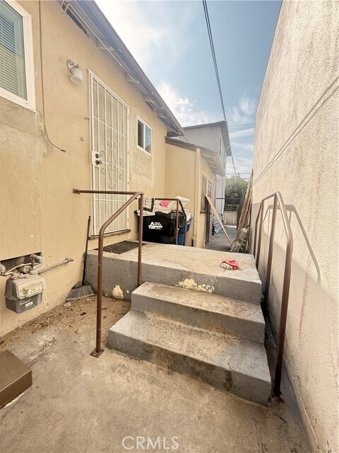 Building Photo - 2431 W Beverly Blvd