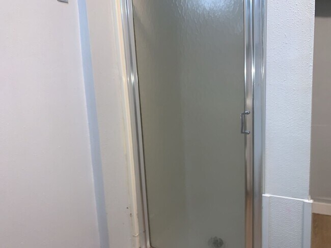 Building Photo - Spacious 3 Bed 2.5 bath Kent Split-Level home