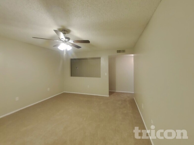 Building Photo - 828 N Pine Ct