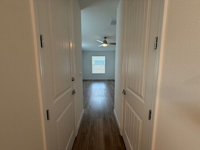 Building Photo - Beautiful 4 bedroom 2 bathroom home