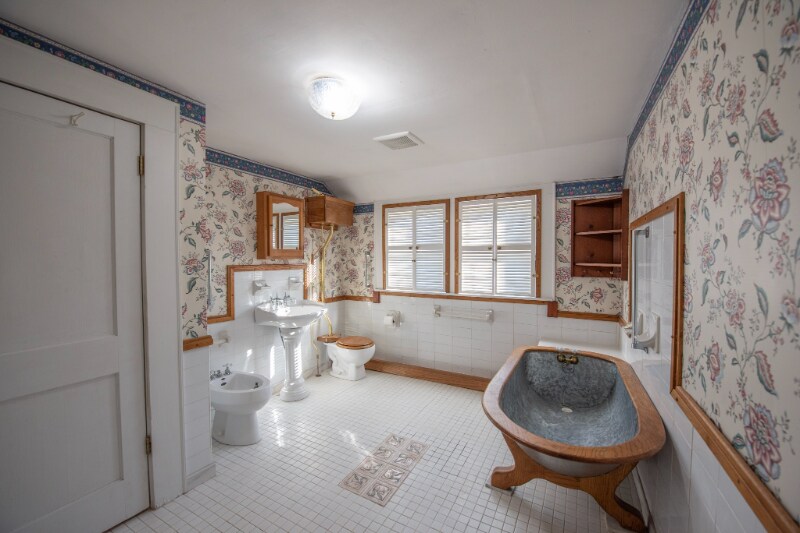 Building Photo - 209 W 1st St