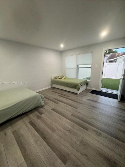 Building Photo - 5482 Lakewood Cir S