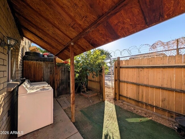 Building Photo - 9228 N 7th Ave