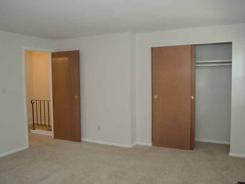 Building Photo - 1623 Williamsburg Ln E