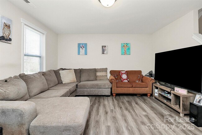 Building Photo - 409 Kickapoo Ave