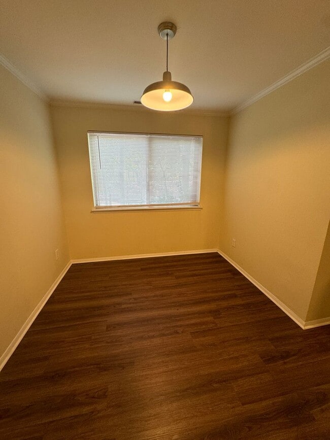 Building Photo - 2BR/1.5BA Townhome Style Apartment