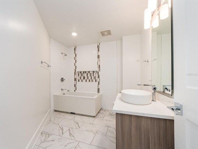 Building Photo - 15 Avalon St