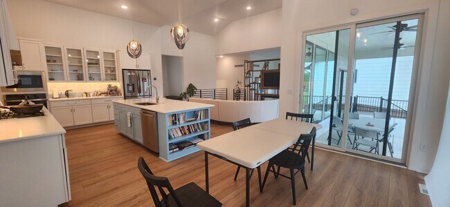 Building Photo - 2702 N Eagle St