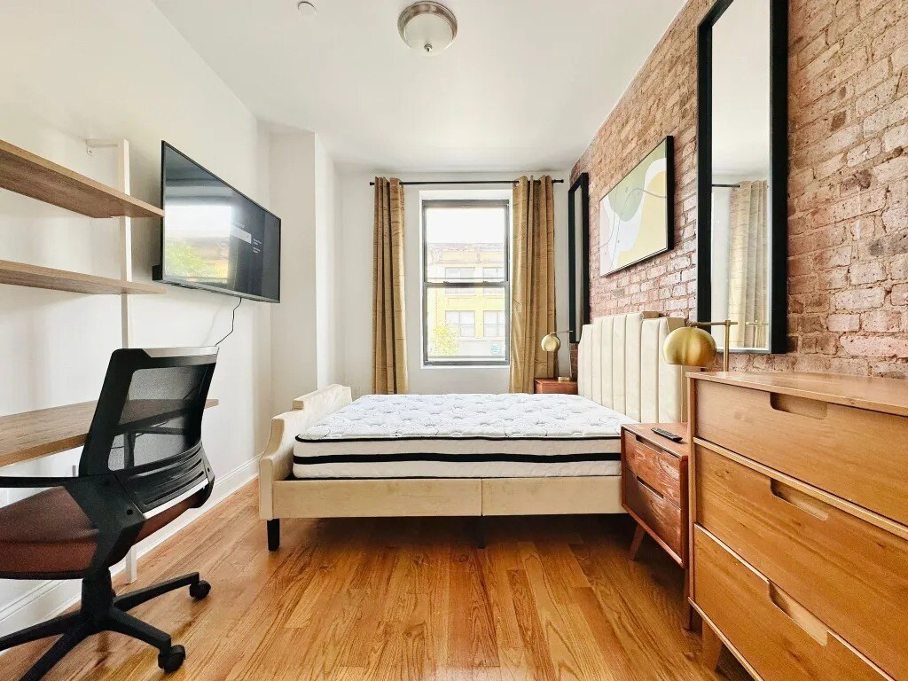 Building Photo - Furnished room/NOT APARTMENT