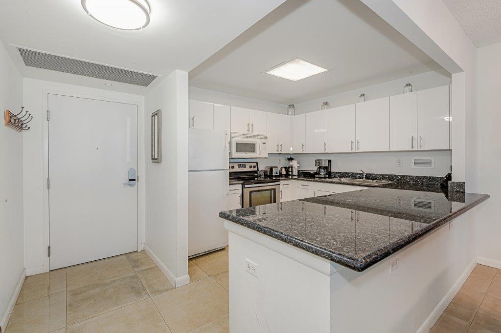 Building Photo - 2301 Collins Ave