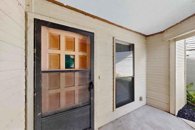 Building Photo - Spacious Townhome with Lake Views on a Pri...