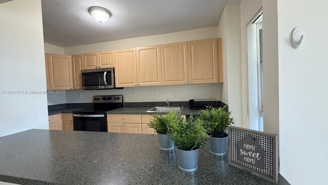 Building Photo - 605 S Pine Island Rd