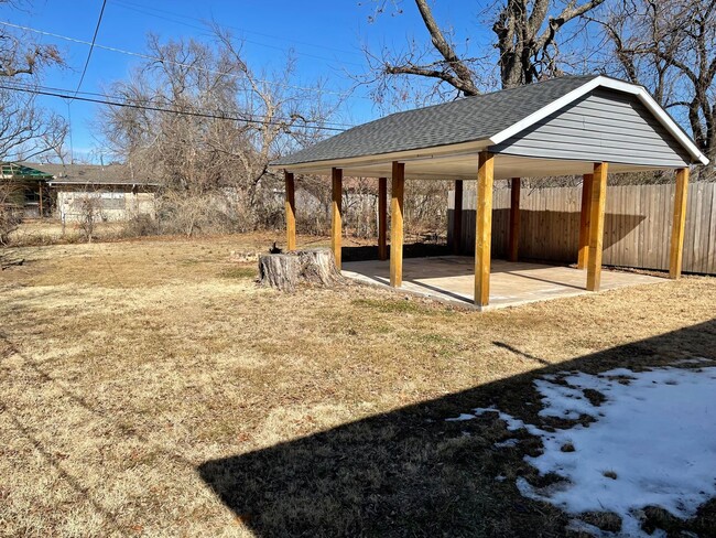 Building Photo - Updated and Spacious 2 bed 2 bath in the P...
