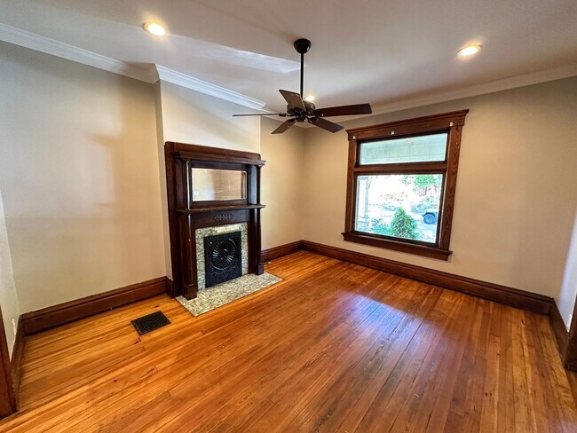 Building Photo - Hunter Ave 1045-1047 GW2