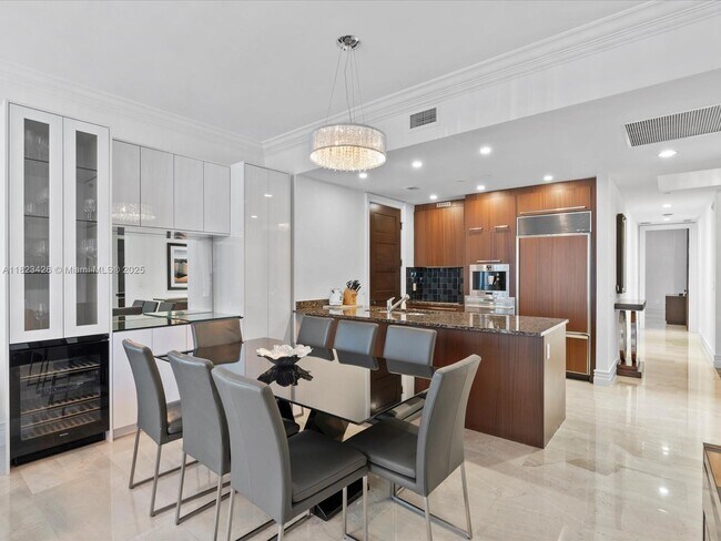 Primary Photo - 15901 Collins Ave