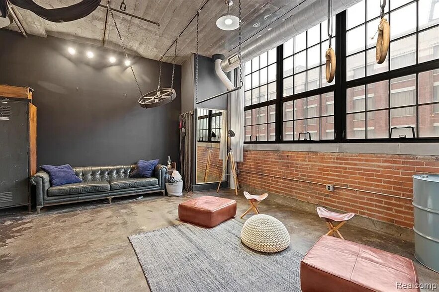 Building Photo - 5766 Trumbull St