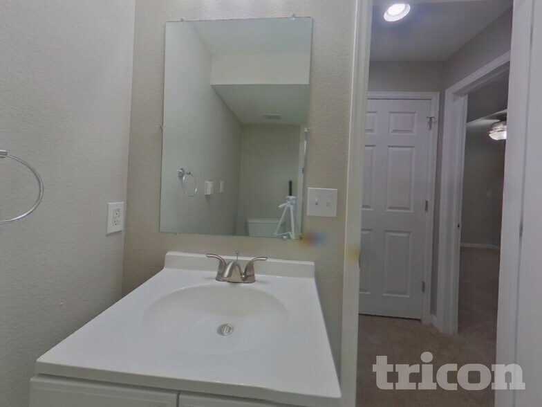 Building Photo - 301 Kingbird Cir