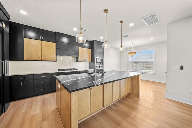 Building Photo - 951 Moksha St