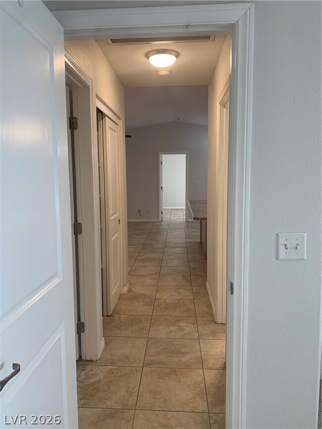 Building Photo - 548 Zuber Ave