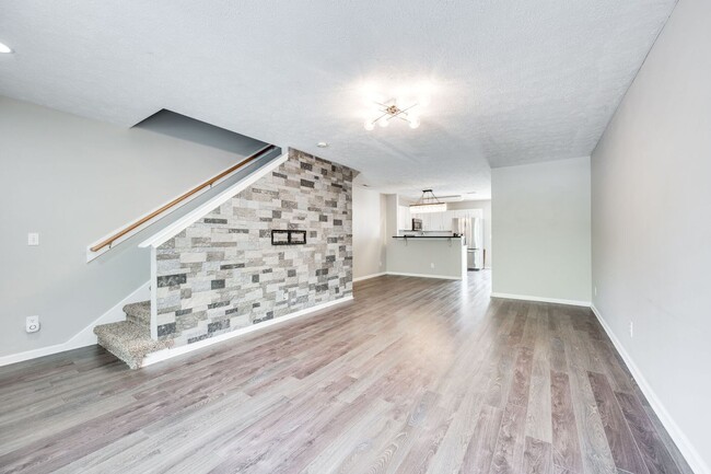 Building Photo - Renovated Townhome in Convenient Nashville...