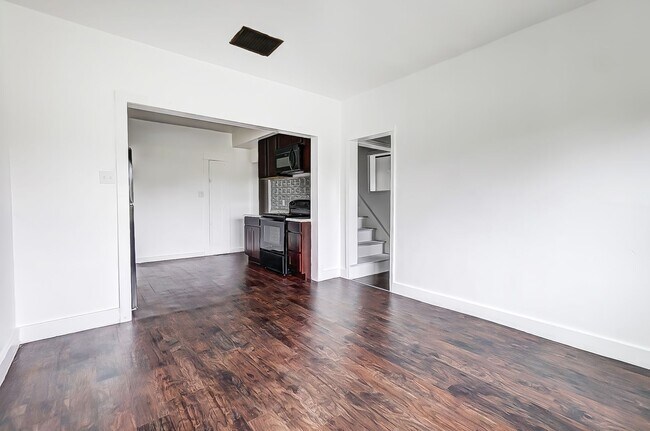 Building Photo - Cozy 3 bedroom w/backyard