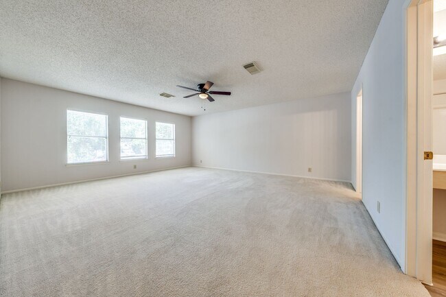 Building Photo - Amazing LOCATION! DeZavala & IH-10 Four Be...