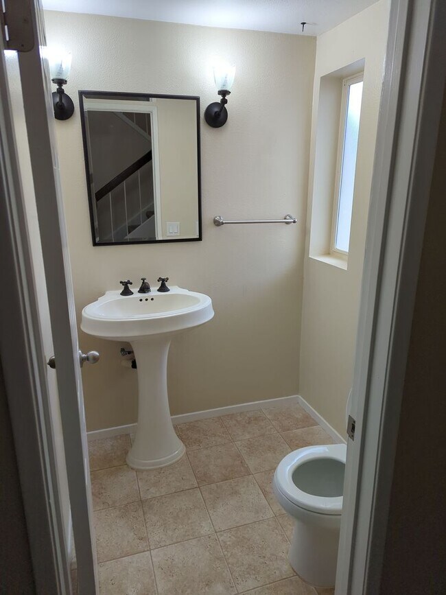 Building Photo - 2 Bed/2.5 Bath Townhouse w/2 Car Attached ...