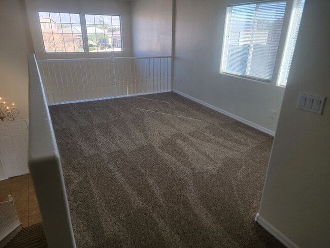 Building Photo - Spacious 5 bed 2.5 bath 2 story home with ...