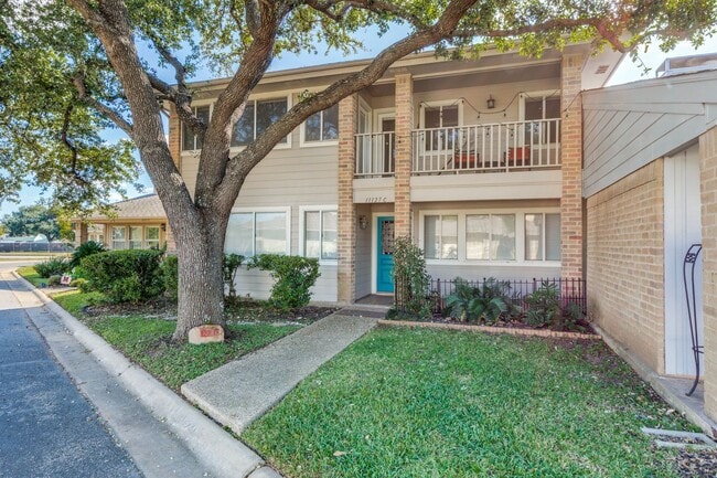 Building Photo - 3 Bed 2.5 Bath on Golf Course with Private Backyard