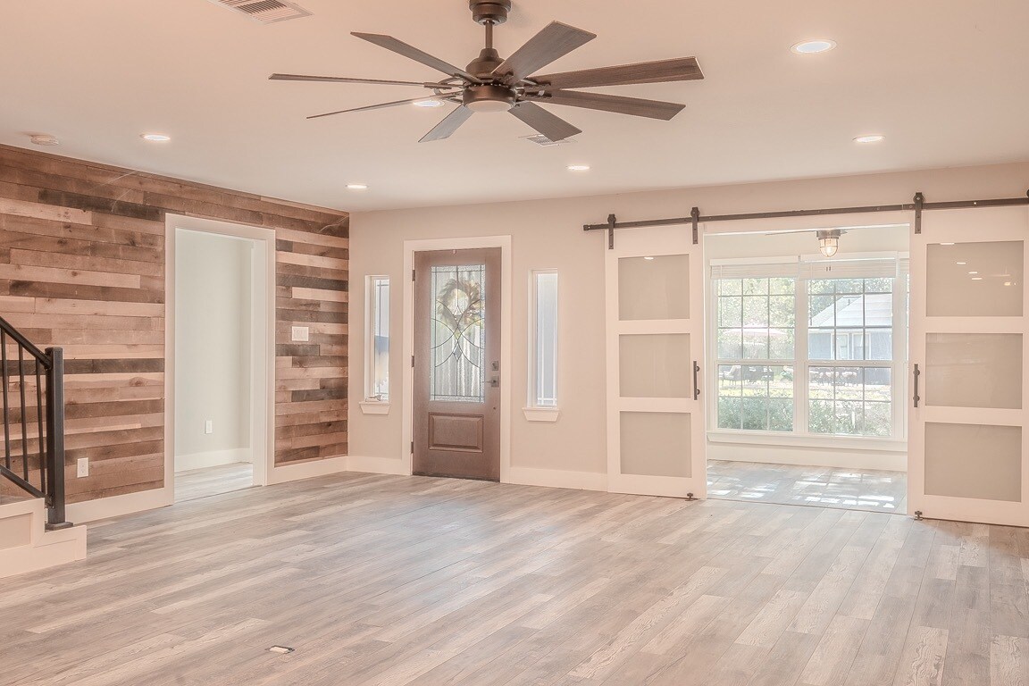 Building Photo - 722 Riveredge Dr