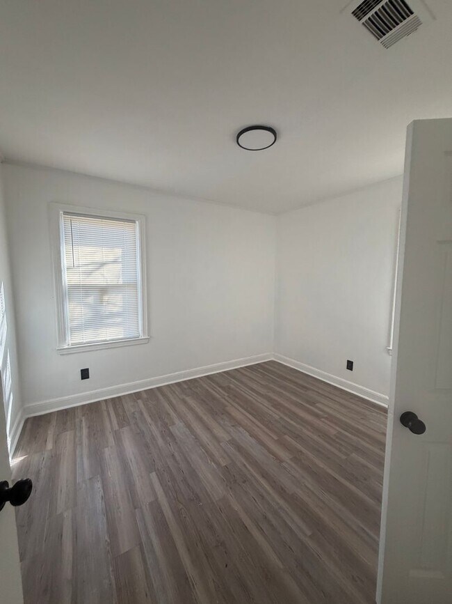 Building Photo - 890 Charles Pl