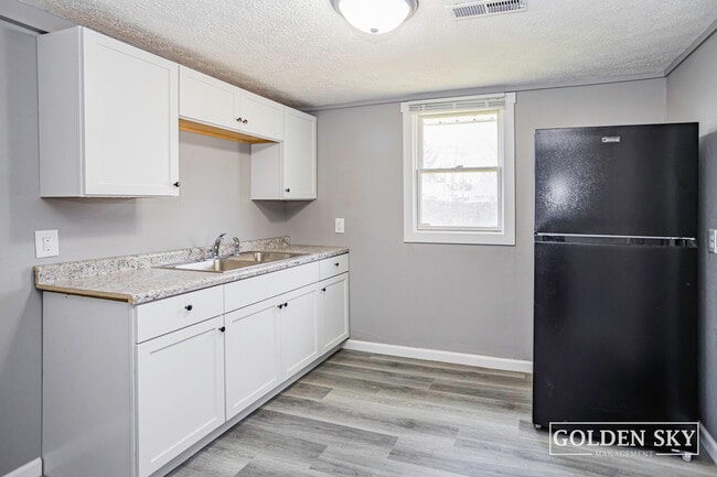 Building Photo - 1609 S Oakdale Dr