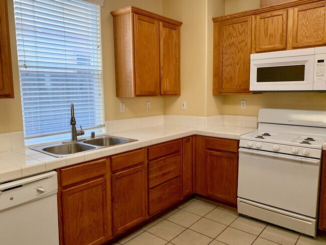 Building Photo - Beautiful Brentwood home with bed and full bath downstairs