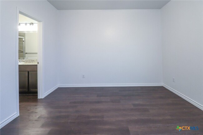 Building Photo - 5005 Rose Gdn Lp