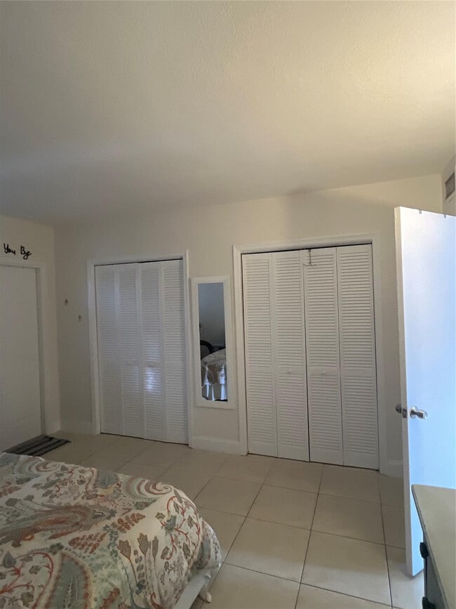 Building Photo - 2100 Diana Dr