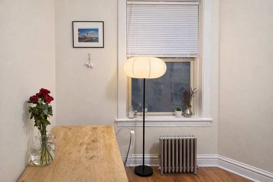 Building Photo - 2482 N Lincoln Ave