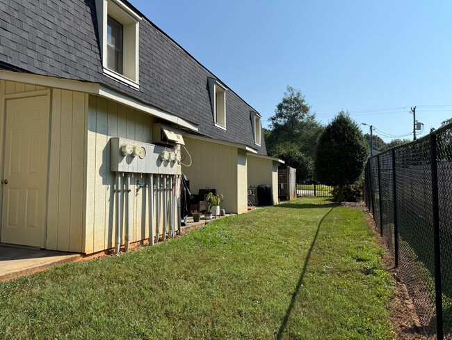 Building Photo - Charming & Private Townhouse in NW Hickory...