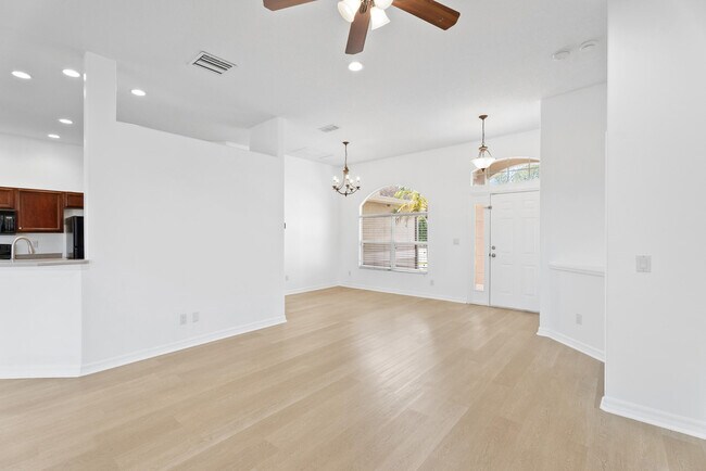 Building Photo - 1391 SW Bellevue Ave