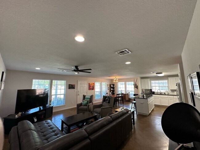 Building Photo - Spacious 4/4 House with Yard in the Baylor...