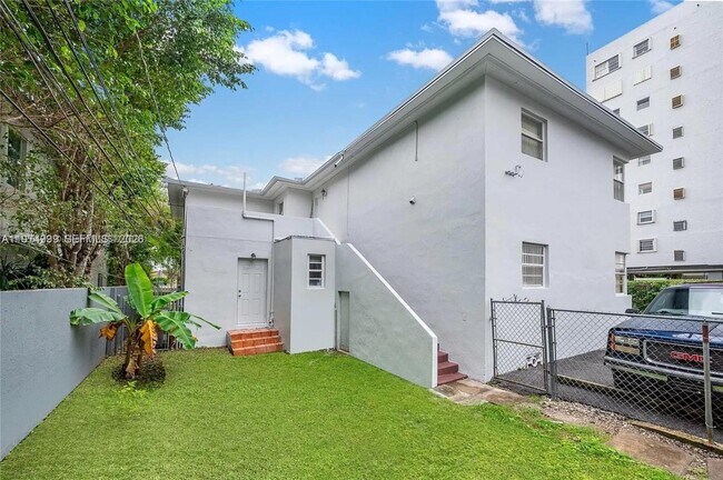 Building Photo - 320 SW 29th Rd