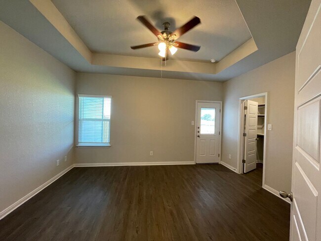 Building Photo - Luxury 3/2 Duplex in Seguin, Texas (Navarro ISD)