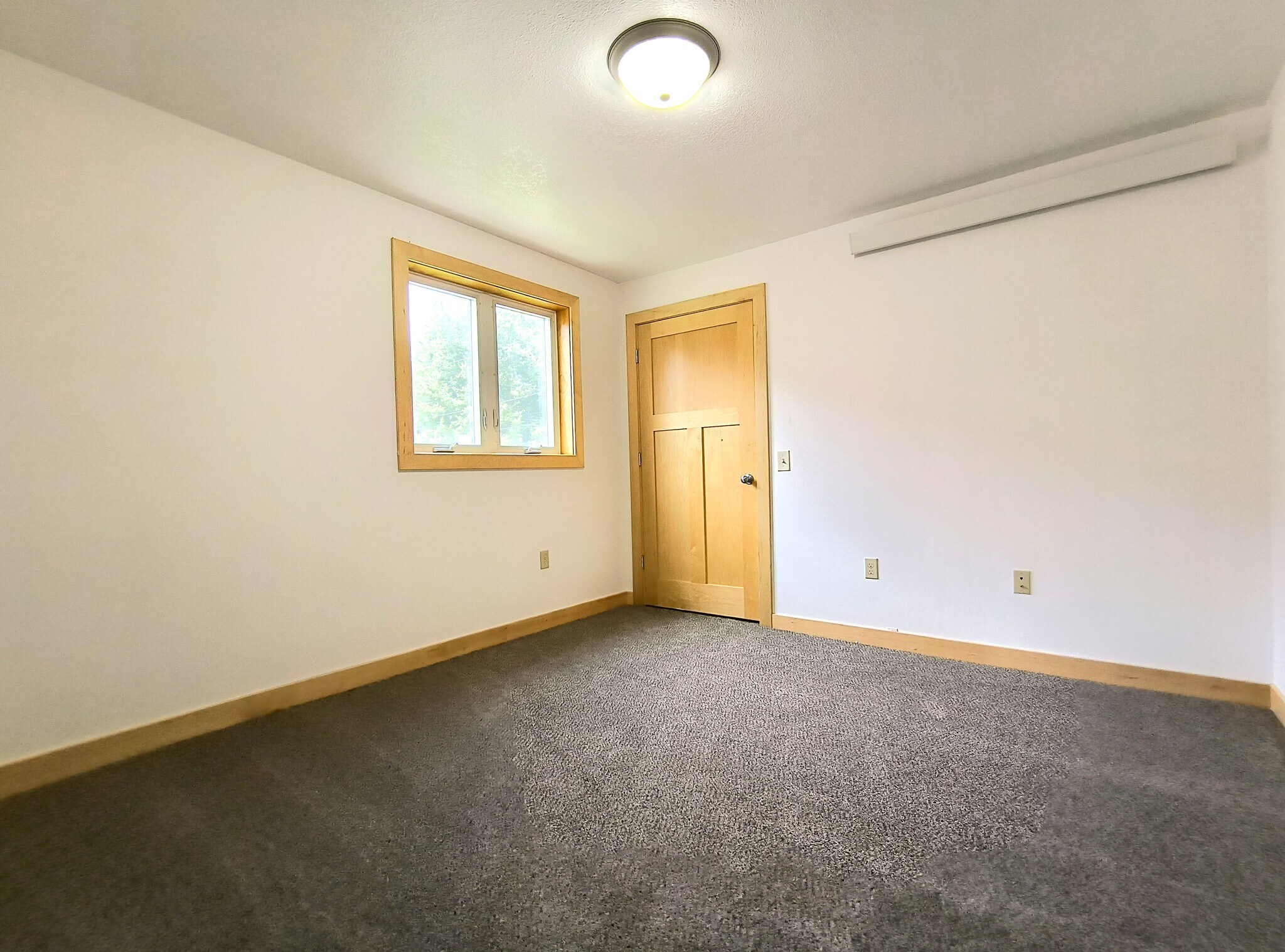 Building Photo - 504 Decorah Ave