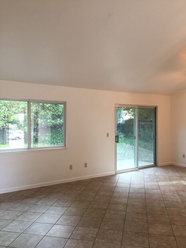 Building Photo - 3 Bedroom Home