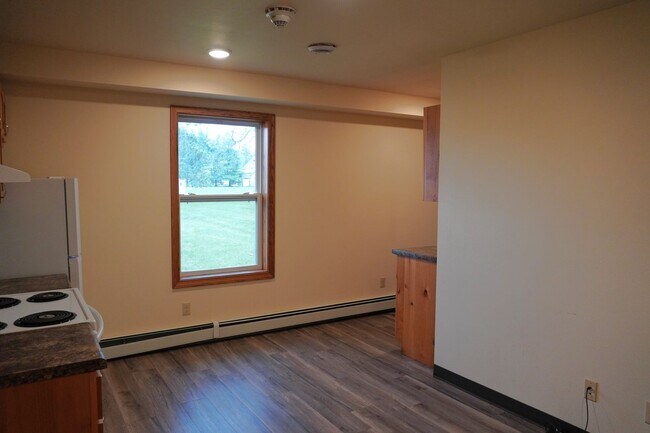 Building Photo - 1 Bedroom, 1 Bath Apartment- All utilities included