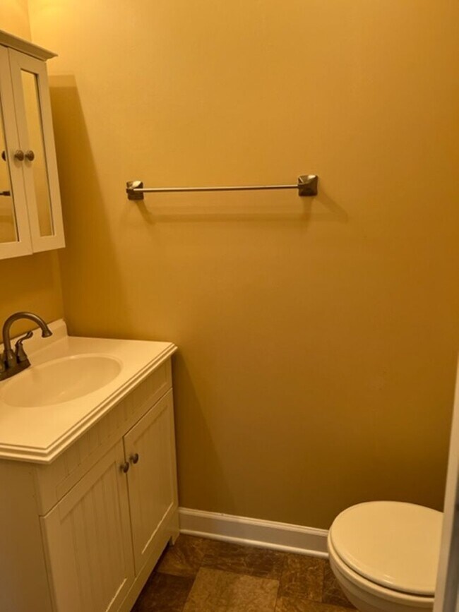 Building Photo - Maryville 37803 - Upstairs only -  4 & 1.5...