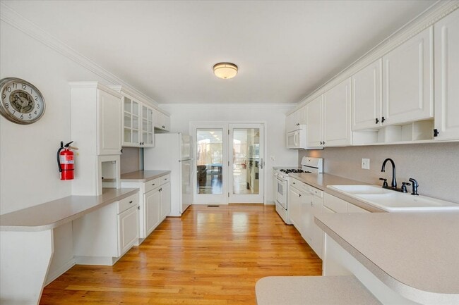 Building Photo - 74 Seneca Pl